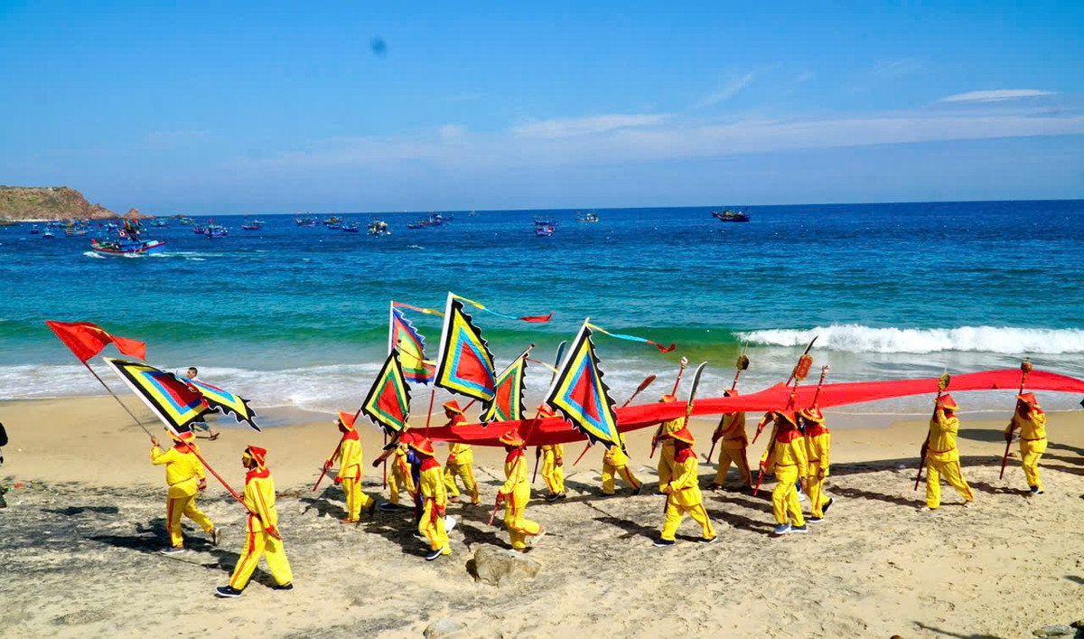 Nghi thức cầu ngư được tổ chức tại bãi biển Xương Lý (phường Quy Nhơn Đông, Gia Lai). Cộng đồng ngư dân thành kính dâng lễ, bày tỏ lòng tôn kính đối với Cá Ông – vị thần Nam Hải, được coi là đấng che chở, cứu giúp khi gặp sóng to gió lớn. Sinh hoạt văn hoá tín ngưỡng đặc sắc này có truyền thống 200 năm với nhiều nét đặc trưng thu hút đông đảo nhân dân và du khách.