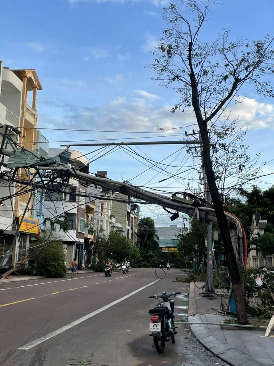 Trụ điện, trụ đèn tín hiệu giao thông bị ngã đổ sau bão. Ảnh: Huỳnh Vỹ tru-dien.jpg