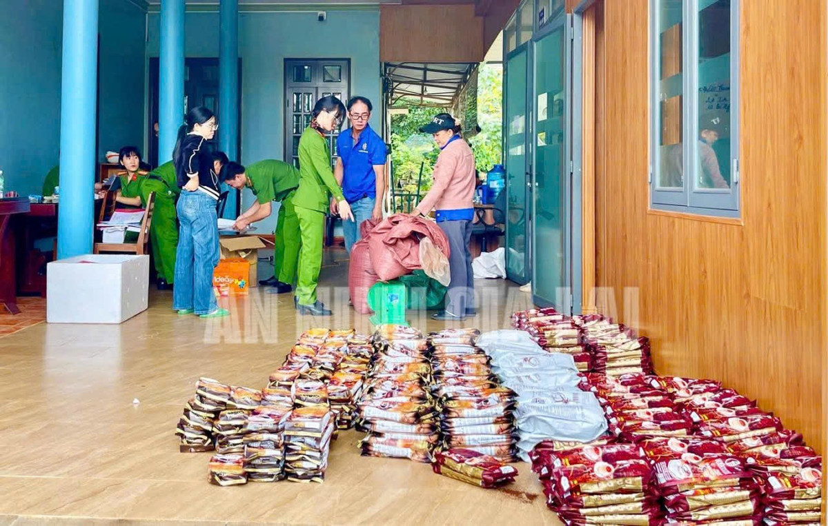 Hiện trường vụ kiểm tra cơ sở nghi sản xuất, buôn bán hàng giả là thực phẩm và thu giữ sản phẩm phục vụ điều tra. Ảnh ANGL 3.jpg