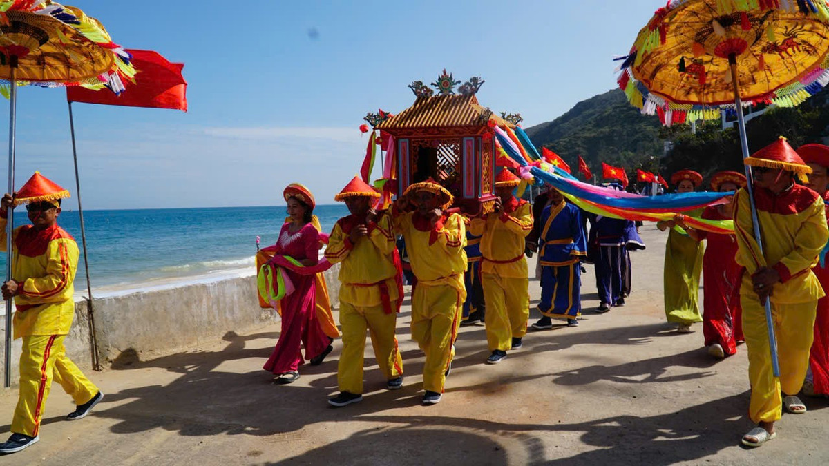 Lễ hội diễn ra trong 13 ngày, từ mùng 2 đến ngày 14 tháng Giêng. Trong khuôn khổ Lễ hội, có các nghi thức đặc sắc như Lễ Cung nghinh Thủy Lục, Lễ Tế thần, nghi thức Hầu Thần của Đội Bả Trạo, Lễ Khởi ca… được thực hiện trang nghiêm, thu hút đông đảo người dân và du khách theo dõi.