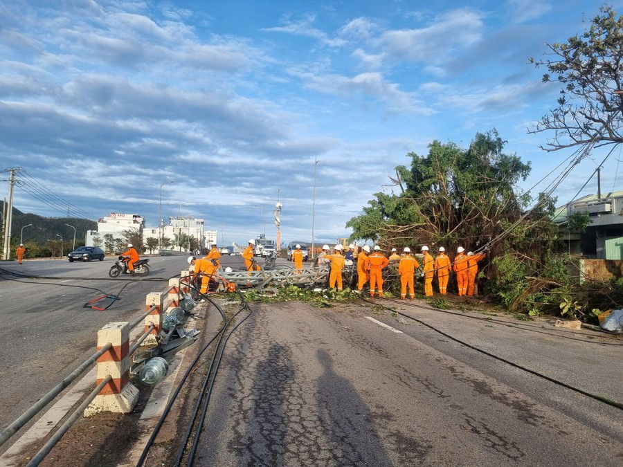 Toàn tỉnh mất điện trên diện rộng, liên lạc nhiều nơi bị chia cắt.. Ảnh P.V dien-anh-phuong-vi.jpg