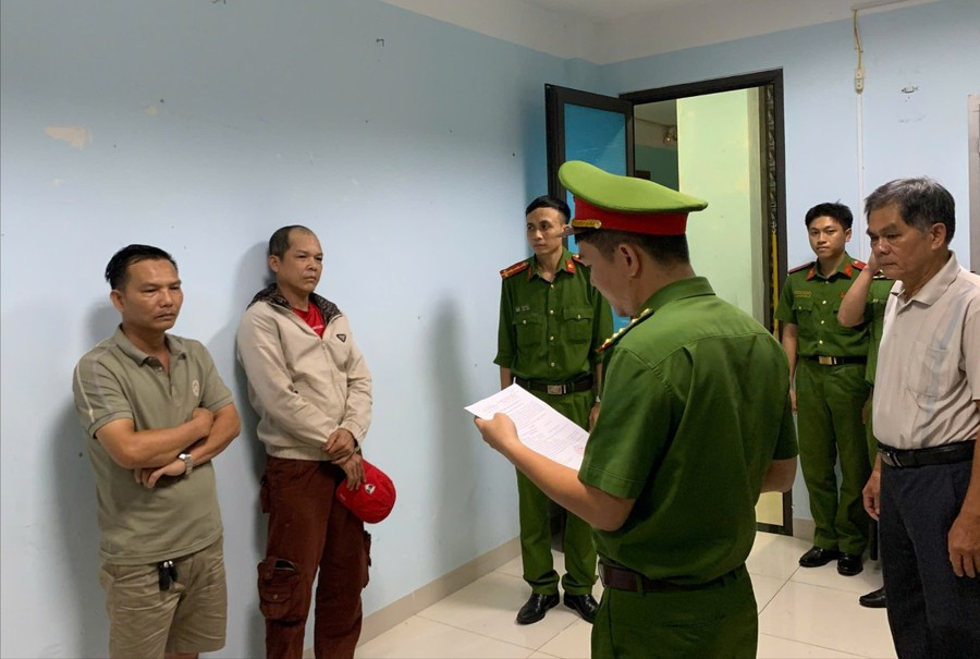 Cơ quan Cảnh sát điều tra Công an tỉnh Gia Lai thi hành lệnh bắt đối với Thạch và Quang để điều tra hành vi chống người thi hành công vụ. Ảnh: Thanh Cường hv1.jpg