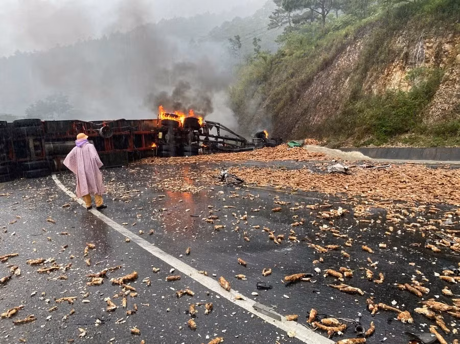 Va chạm khiến khoai mì vung vãi trên đường. Ảnh Duy Hải Nhận được tin báo, Đội CSGT đường bộ số 3- CA tỉnh Gia Lai đã cử 2 tổ công tác đến bảo vệ hiện trường, điều tiết giao thông; đồng thời, phối hợp với các đơn vị liên quan xác minh vụ việc. Đội Cảnh sát Chữa cháy và Cứu nạn cứu hộ khu vực An Khê (Phòng Cảnh sát Phòng cháy chữa cháy và Cứu nạn cứu hộ, Công an tỉnh Gia Lai) nhanh chóng cử cán bộ, chiến sĩ cùng phương tiện đến hiện trường tham gia dập lửa. Đến khoảng 15h55, ngọn lửa được dập tắt hoàn toàn Lực lượng chức năng đang tiến hành cứu hộ các phương tiện và thu dọn hiện trường để thông xe...