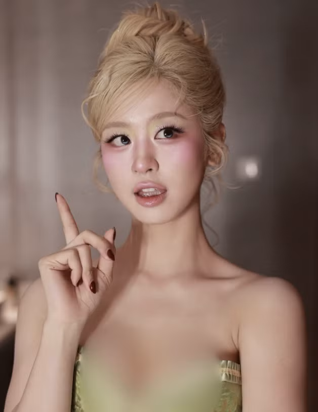 Halloween hàng năm là dịp để nhiều nghệ sĩ, hot girl và influencer thỏa sức sáng tạo với những màn hóa trang độc đáo. Hòa chung không khí lễ hội năm nay, Hàn Hằng vừa chia sẻ bộ ảnh hóa thân thành nàng tiên Tinker Bell, nhân vật quen thuộc trong câu chuyện Peter Pan.