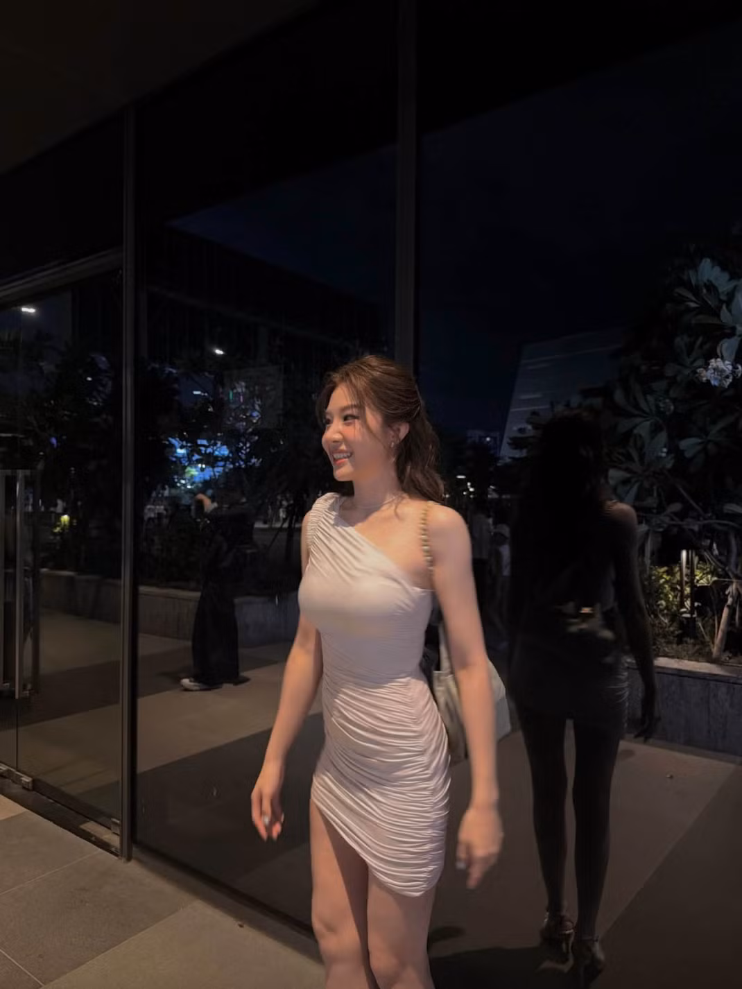 Sở hữu làn da sáng, đường nét gương mặt hài hòa và nụ cười ngọt ngào, Lê Khanh được khen ngày càng xinh đẹp. Cô thường lựa chọn lối trang điểm trong trẻo, tôn lên vẻ nữ tính