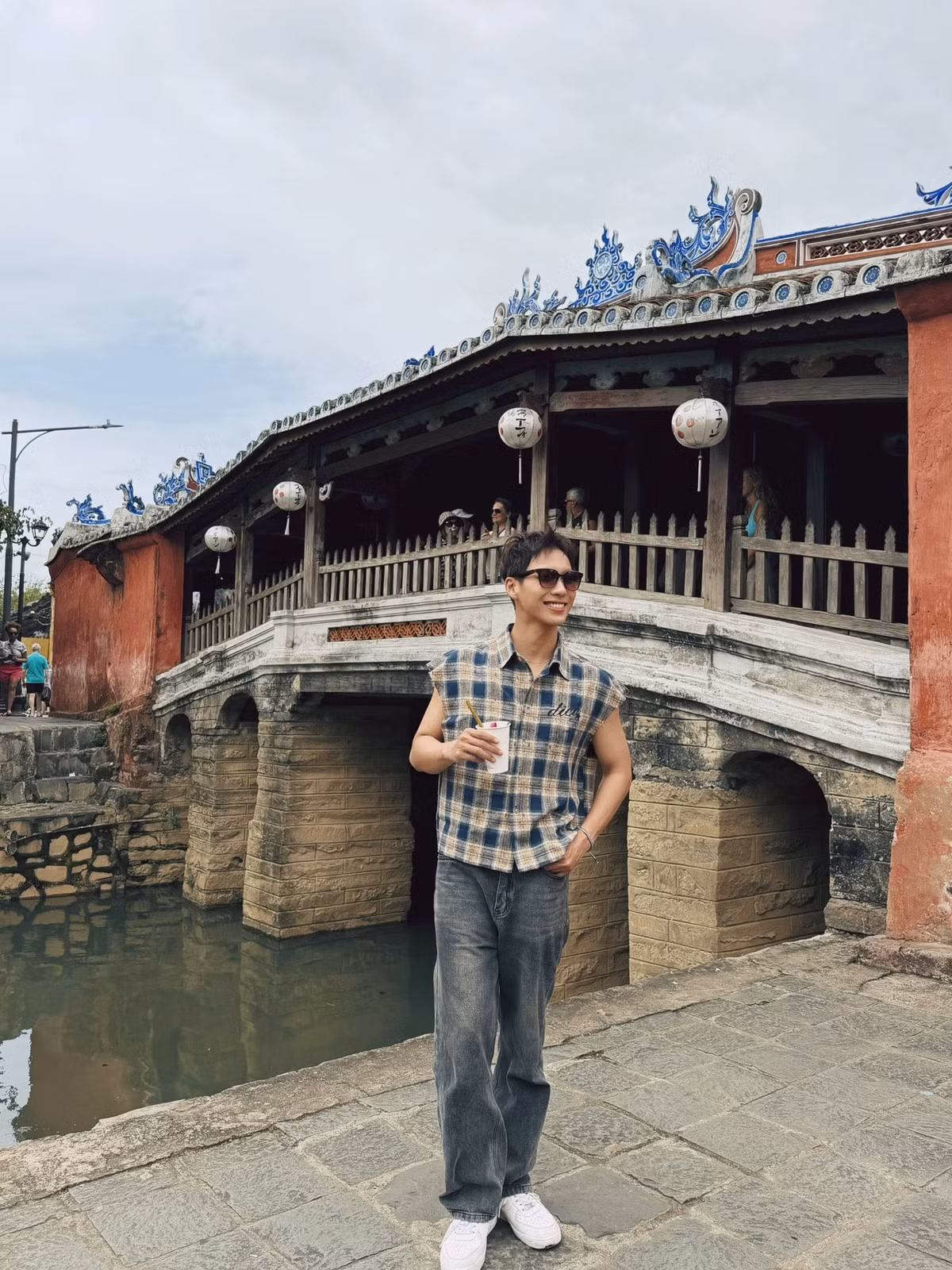 Nhiều trích đoạn của "Căn nhà không mái che" được chia sẻ rộng rãi, thu hút lượng xem và tương tác đáng chú ý. Trong đó, những phân cảnh có sự xuất hiện của Nam Việt cũng nhận được nhiều phản hồi tích cực. Nhờ hiệu ứng từ bộ phim, tên tuổi nam diễn viên dần đến gần hơn với công chúng. Ảnh: FB Nam Việt