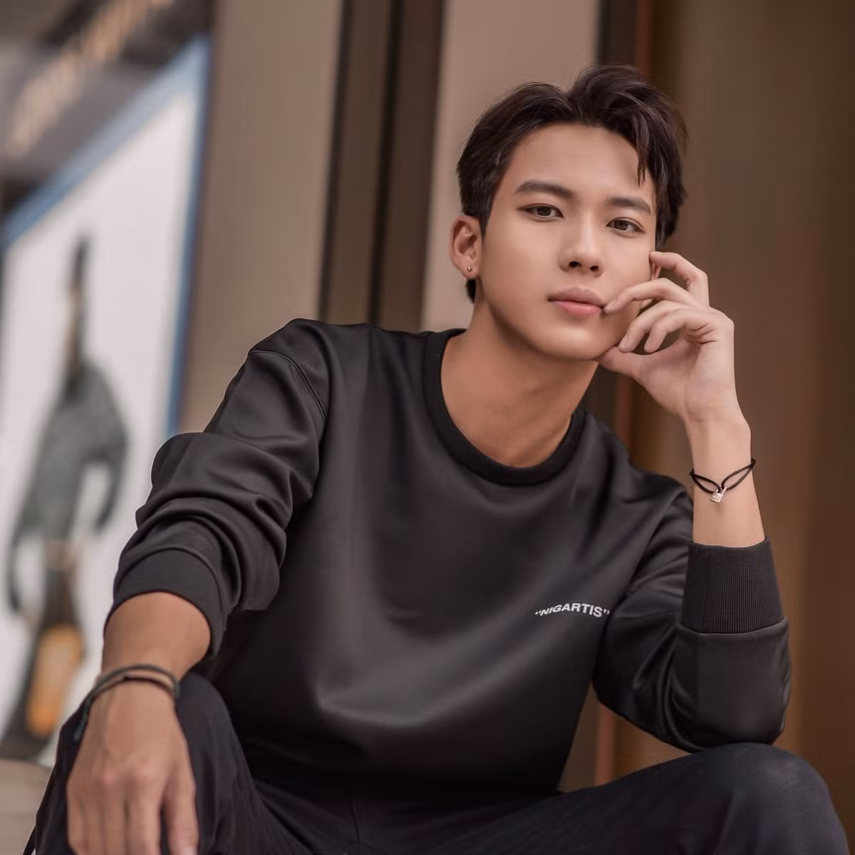 Đáng chú ý, Nam Việt còn được biết đến là em trai của diễn viên Thanh Sơn, gương mặt quen thuộc với khán giả truyền hình Việt Nam. Dù có mối liên hệ với người anh nổi tiếng, Nam Việt đang từng bước tạo dựng dấu ấn riêng bằng những vai diễn và nỗ lực của bản thân. Ảnh: FB Nam Việt