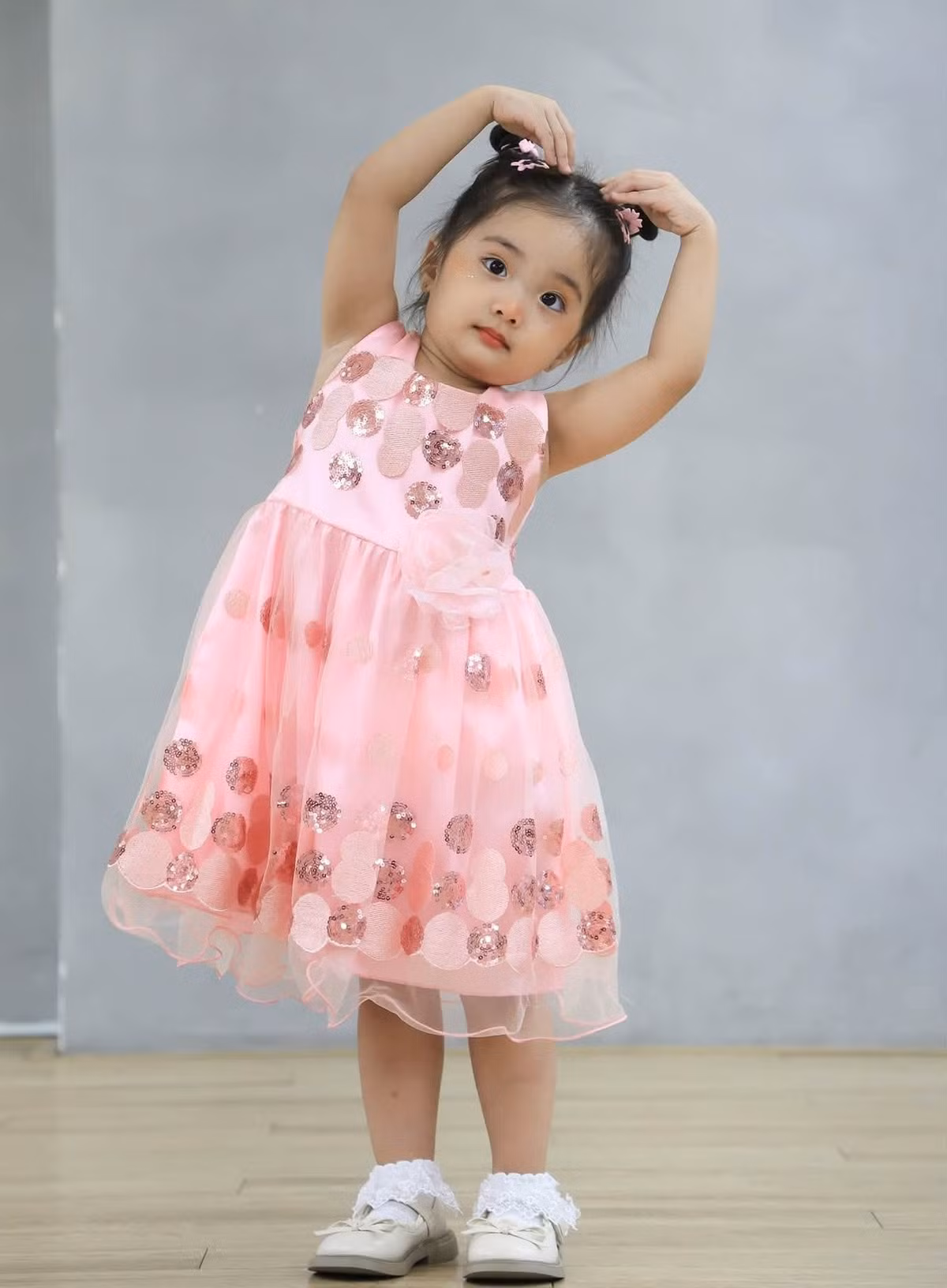 Lisa, con gái út của Khánh Thi và Phan Hiển nhận nhiều sự quan tâm khi xuất hiện trong những đoạn video, hình ảnh tập múa ballet. Những hình ảnh đời thường của cô bé nhanh chóng khiến cư dân mạng thích thú bởi vẻ ngoài đáng yêu cùng phong thái tự tin khi làm quen với bộ môn nghệ thuật này. Ảnh: FB Khanh Thi Phan Hien