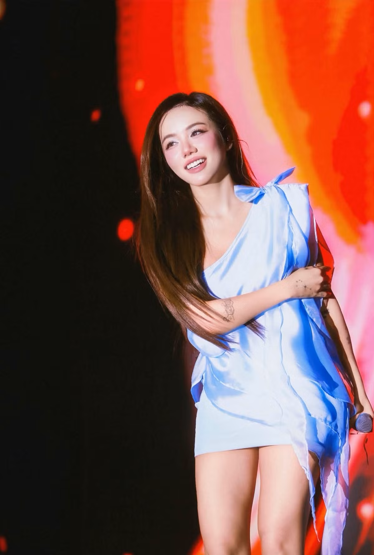 Nhắc đến Phương Ly, nhiều khán giả còn nhớ khoảnh khắc nữ ca sĩ được thần tượng K-pop G-Dragon tương tác trên mạng xã hội vào năm 2025. Sau khi đăng tải hình ảnh chụp chung với G-Dragon, cô khiến cộng đồng mạng xôn xao khi phát hiện tài khoản Instagram chính chủ của G-Dragon thả tim bài đăng của mình. Ảnh: FB Phương Ly