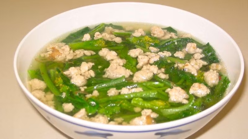 Cải bó xôi có thể biến tấu thành nhiều món ngon mà không cần chế biến cầu kỳ. Những gợi ý phổ biến gồm cải bó xôi xào tỏi, canh cải bó xôi nấu thịt băm, cải bó xôi nấu tôm, trứng cuộn cải bó xôi, đậu phụ sốt cải bó xôi hoặc salad cải bó xôi kết hợp các loại hạt. Nếu muốn món ăn mềm và dễ thưởng thức, có thể nấu canh hoặc hấp nhanh; nếu chọn món xào, nên dùng lượng dầu vừa phải và nấu đến khi rau vừa chín. Ảnh: Bách hoá XANH