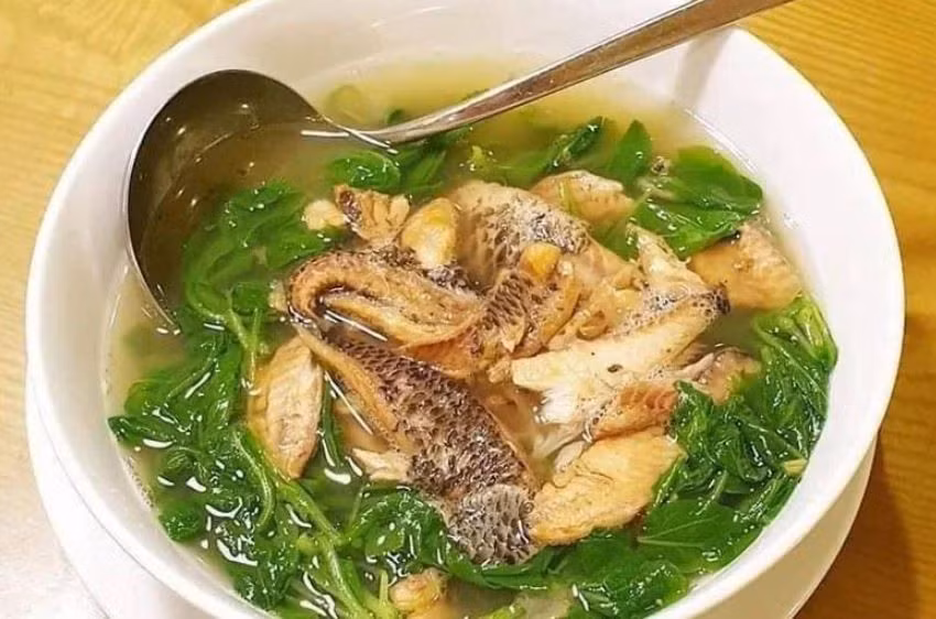 Cải cúc ngon nhất khi còn tươi, lá xanh, không dập úa và được chế biến ngay sau khi sơ chế. Nên rửa rau kỹ dưới vòi nước sạch, tránh nấu quá lâu khiến rau mất độ giòn mềm và giảm một phần vitamin nhạy cảm với nhiệt. Ảnh: FPT Shop