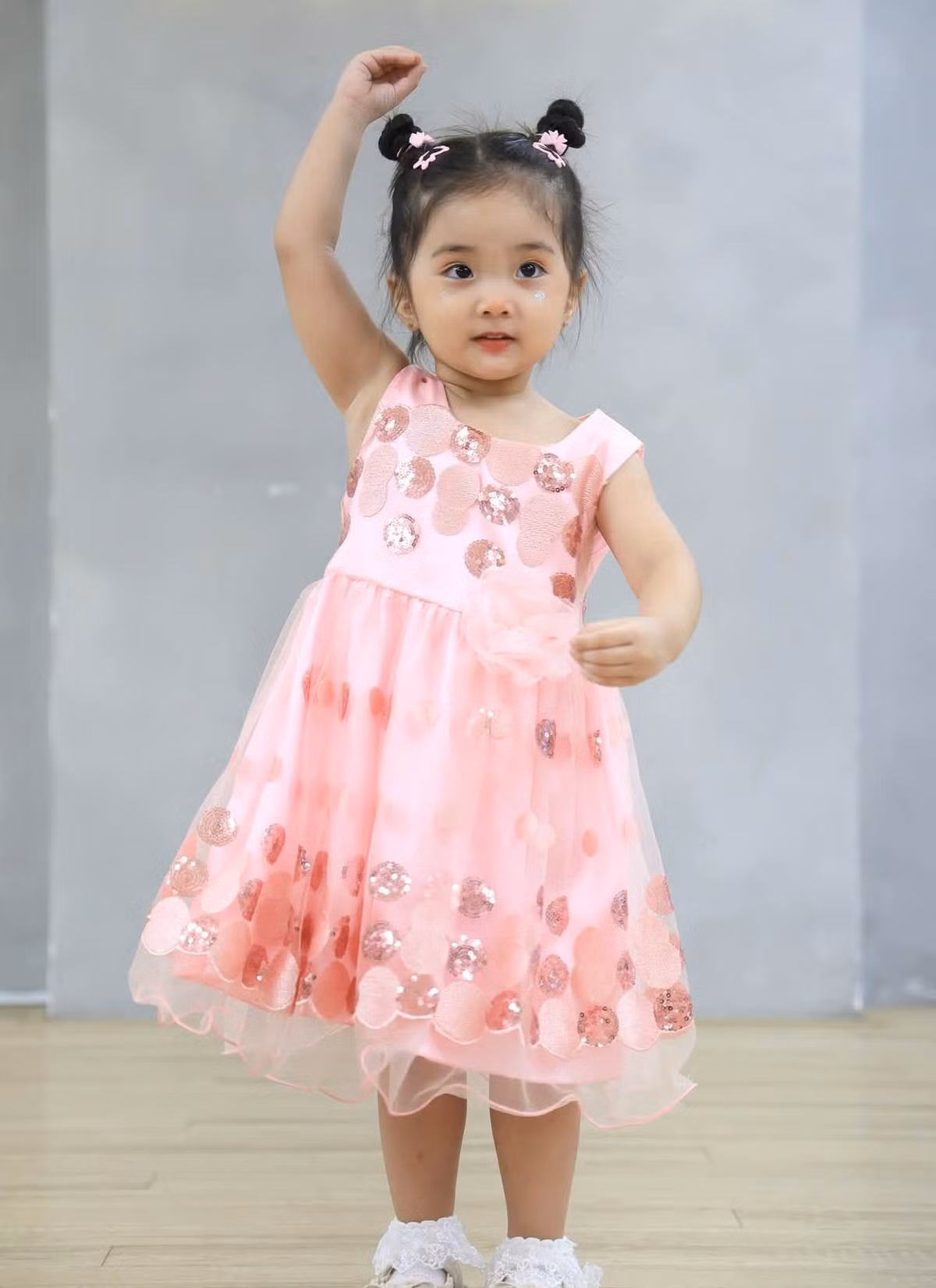 Dù mới 3 tuổi, Lisa đã bộc lộ sự hào hứng khi thực hiện các động tác theo hướng dẫn của giáo viên. Từ cách tạo dáng, giữ tư thế đến biểu cảm khi tập luyện, cô bé đều mang đến những khoảnh khắc ngộ nghĩnh, khiến nhiều người nhận xét Lisa có tố chất nghệ thuật và đúng chuẩn “con nhà nòi”. Ảnh: FB Khanh Thi Phan Hien