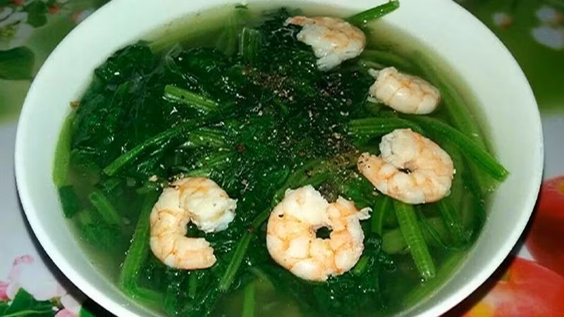 Cải cúc và cải bó xôi đều là những loại rau xanh đáng có trong bữa ăn mùa thu nhờ hương vị riêng biệt và nguồn dưỡng chất đa dạng. Trong khi cải cúc nổi bật với mùi thơm dịu, vị ngọt thanh, cải bó xôi lại được đánh giá cao nhờ folate, vitamin K và các carotenoid có lợi cho sức khỏe. Ảnh: Bách hoá XANH