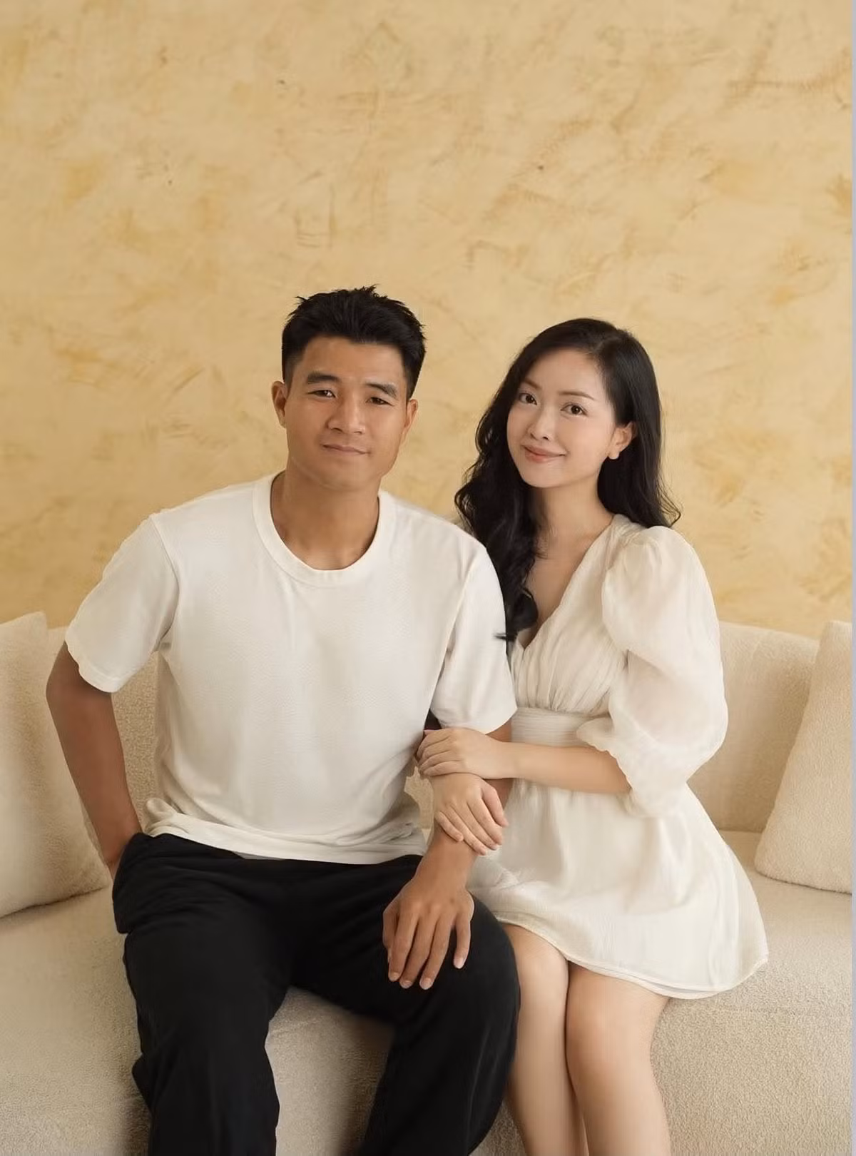 Hà Đức Chinh và hot girl Mai Hà Trang chính thức về chung một nhà vào năm 2022, sau nhiều năm hẹn hò kín tiếng. Chuyện tình của cặp đôi nhận được sự quan tâm từ người hâm mộ. Ảnh: FB Mai Hà Trang