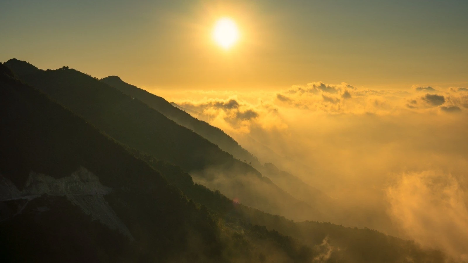 Săn mây Tà Xùa, đón hoàng hôn bản Khe Cải đẹp mê hồn