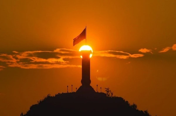 Say lòng trước ánh bình minh trên bản làng Lô Lô Chải