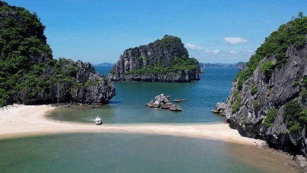 Bãi Cát Oăn đẹp như Maldives giữa vịnh Hạ Long, mê hoặc du khách