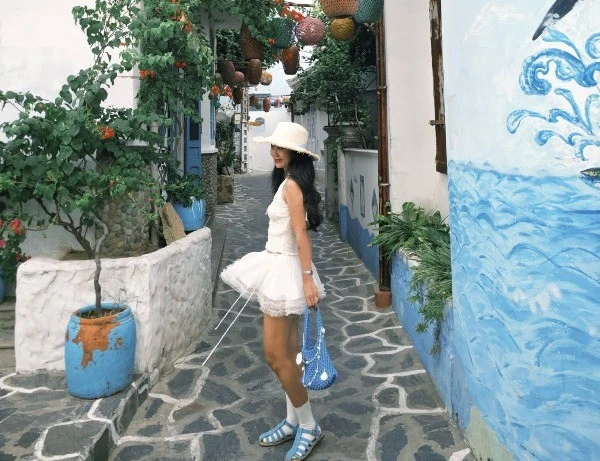 Hẻm đá xanh và bích họa ở Nhơn Lý có gì mà du khách đổ xô check-in?