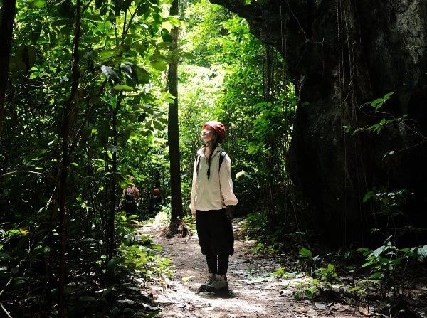 Trốn nắng hè, du khách chọn trekking Hang E ở Quảng Bình