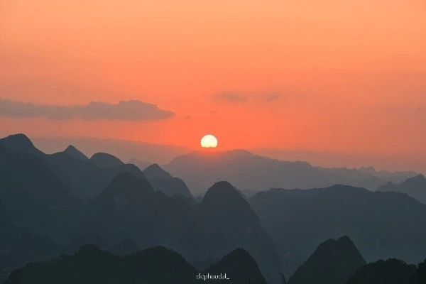 Say đắm ánh hoàng hôn trên cao nguyên đá Mèo Vạc