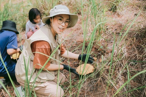 Trải nghiệm hái nấm rừng mùa mưa chill hết nấc ở Đà Lạt