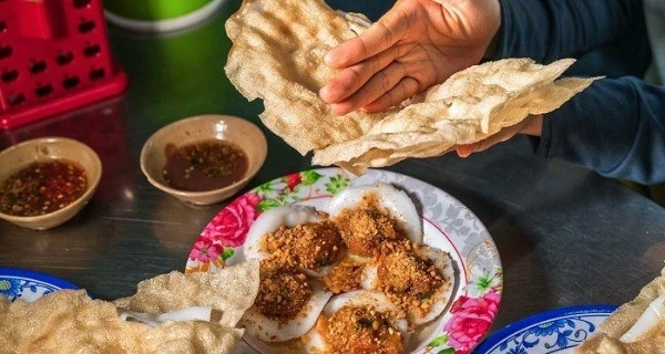 Đặc sản giòn rụm "vừa ăn vừa đập" khiến du khách mê mẩn