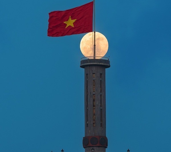 View - Kỳ diệu khoảnh khắc Mặt Trăng "neo" đỉnh cột cờ Lũng Cú | Báo Tri thức và Cuộc sống - TIN TỨC PHỔ BIẾN KIẾN THỨC 24H