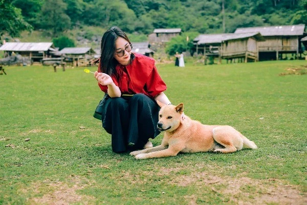 Giới trẻ rủ nhau khám phá “ốc đảo” tách biệt ở Hang Táu