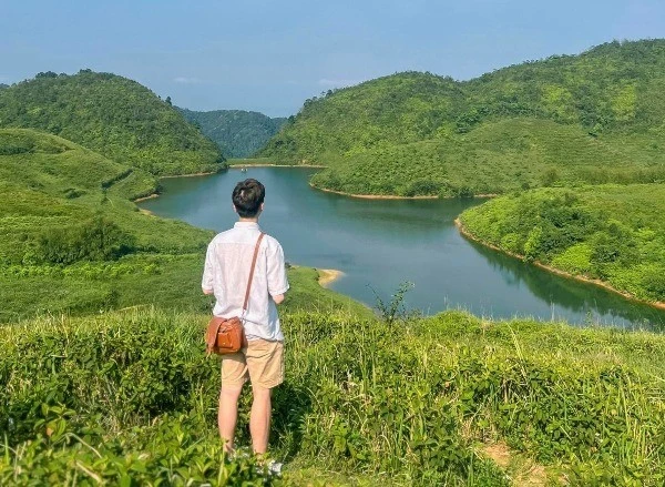 Hè về, hồ Sam Tạng trốn nóng "nạp năng lượng"