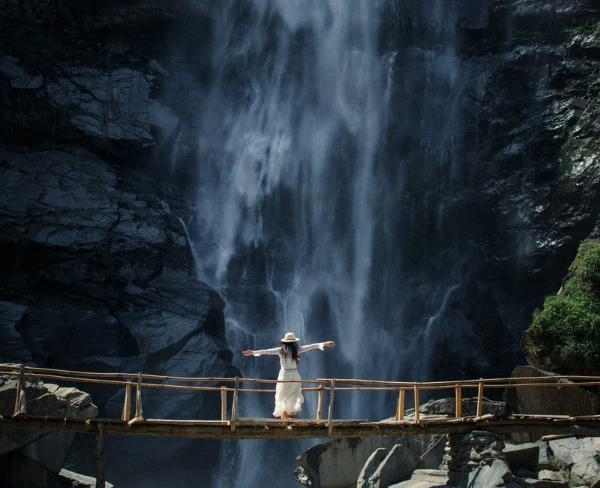 Háng Tề Chơ thác nước hoang sơ níu chân du khách ưa khám phá