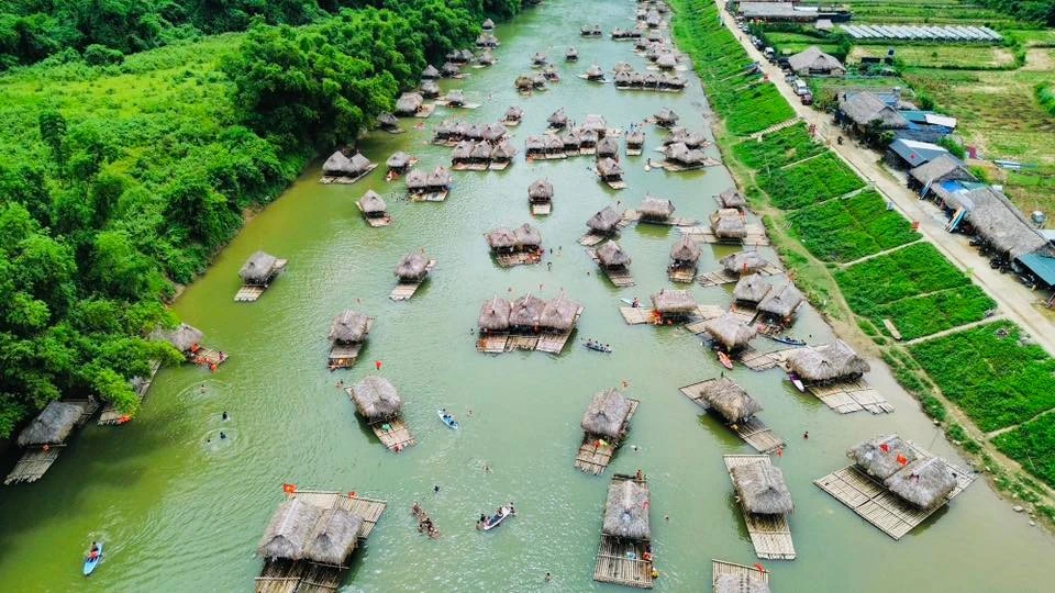 Trải nghiệm bè nổi trên sông Bôi, tận hưởng núi non trùng điệp ở Phú Thọ