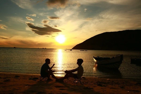 Bãi Thùng hoang sơ vẫy gọi du khách mê cắm trại ven biển