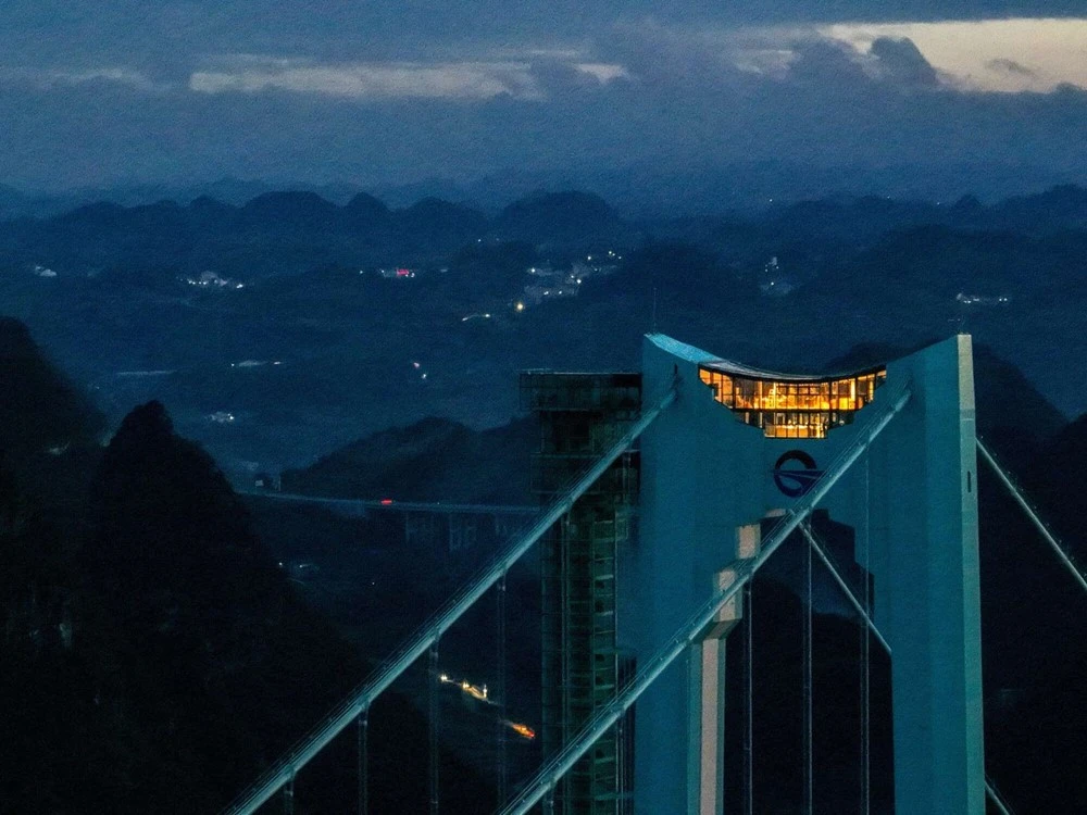 Trải nghiệm quán cà phê độc đáo lơ lửng trên cầu cao nhất thế giới