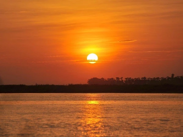 Đình Chèm gây sốt với cảnh hoàng hôn đẹp như tranh vẽ