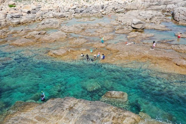 Check-in hồ đá vô cực đẹp mê hồn ở Cù Lao Mái Nhà