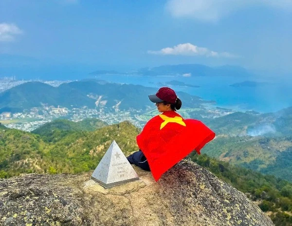 Lên đỉnh Hoàng Ngưu Sơn, ngắm trọn vẹn thành phố biển xanh