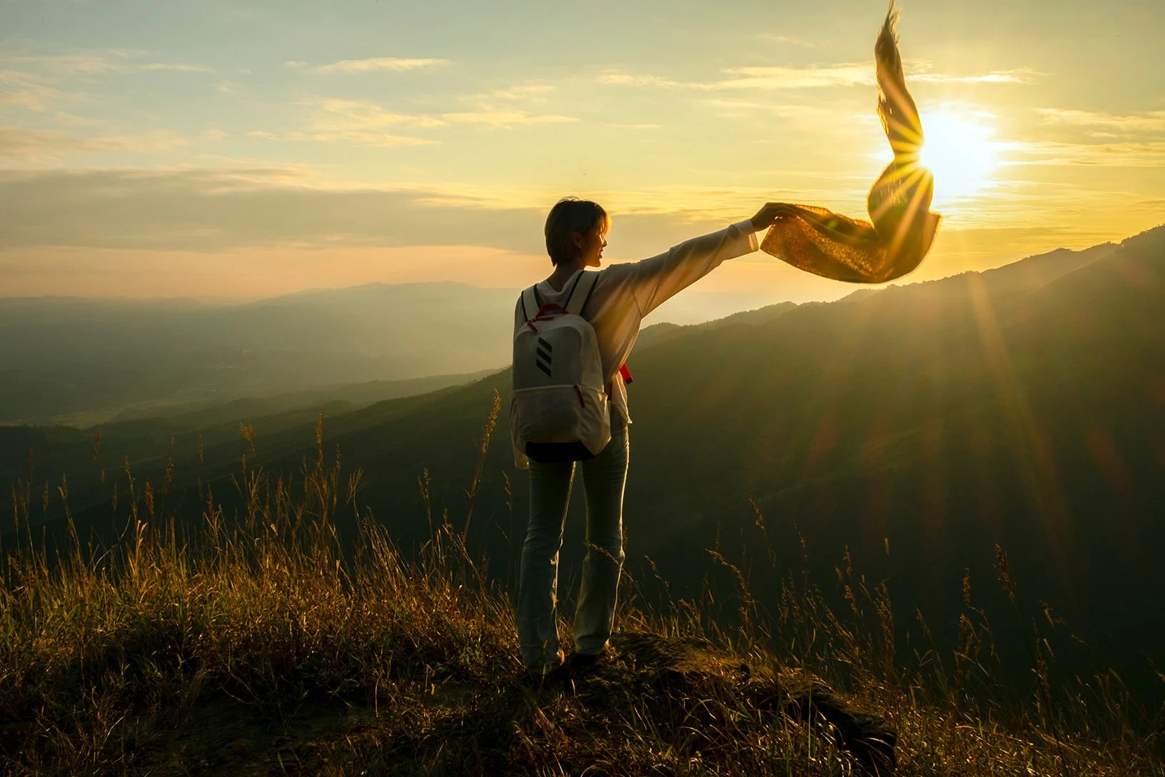 Trekking đỉnh Phia Pò 'nóc nhà' xứ Lạng giữa thảo nguyên bạt ngàn