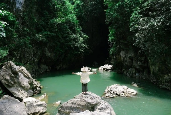 Suối Bản Án hút du khách bởi vẻ đẹp nguyên sơ hiếm có