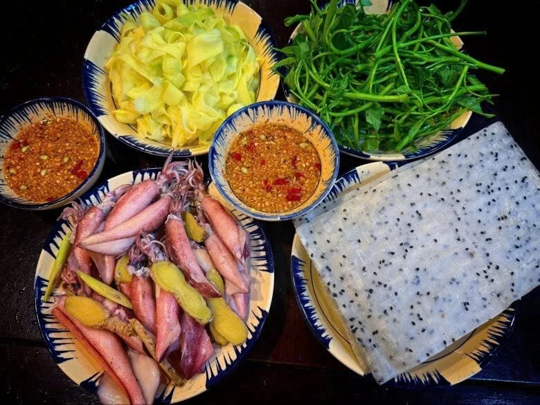 Vì sao mực cuốn rau muống gây sốt cộng đồng ẩm thực?