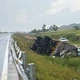 Ô tô tải tông gãy hộ lan, lật nghiêng bên lề đường cao tốc