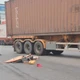 Va chạm với xe đầu kéo, người phụ nữ đi xe đạp tử vong