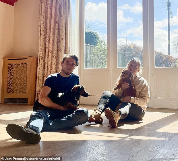 Chị Emma Harrison, 28 tuổi và anh Rhys Stainer, 27 tuổi. Ảnh: Dailly Mail Cặp đôi phát hiện bí mật cất giấu trong phòng bếp hơn 100 năm - 1