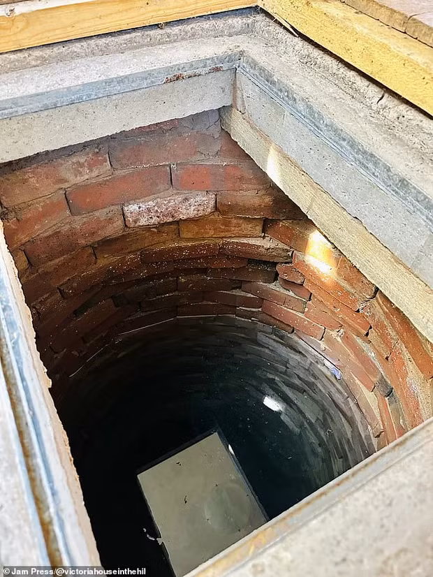 Cặp đôi phát hiện bí mật cất giấu trong phòng bếp hơn 100 năm - 2