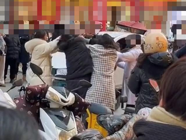 Con gái bất ngờ khi bố tát mẹ để bảo vệ nhân tình ảnh 1