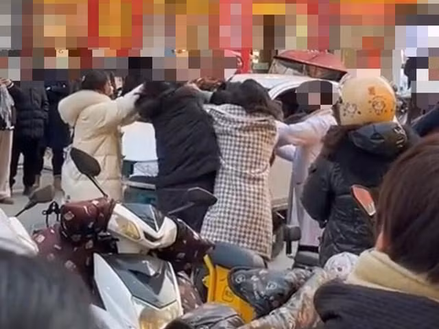 Con gái bất ngờ khi bố tát mẹ để bảo vệ nhân tình ảnh 1