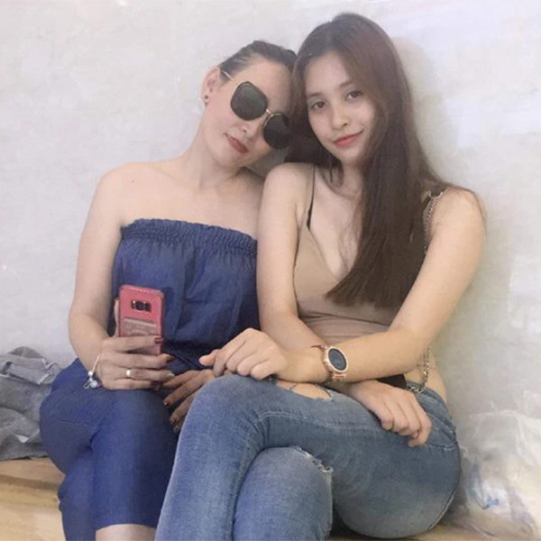 Với Hoa hậu Tiểu Vy "mẹ không chỉ là mẹ mà còn là người bạn thân nhất của em. Mẹ là người vĩ đại nhất đối với em". Nói về mẹ, cô chia sẻ: "Học ở Sài Gòn, em hầu như không có bạn thân mà chỉ có bạn trên lớp. Sau khi đi học về, em cũng ít trò chuyện cùng bạn bè mà hay tâm sự với mẹ".