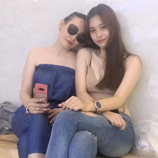 Với Hoa hậu Tiểu Vy "mẹ không chỉ là mẹ mà còn là người bạn thân nhất của em. Mẹ là người vĩ đại nhất đối với em". Nói về mẹ, cô chia sẻ: "Học ở Sài Gòn, em hầu như không có bạn thân mà chỉ có bạn trên lớp. Sau khi đi học về, em cũng ít trò chuyện cùng bạn bè mà hay tâm sự với mẹ".