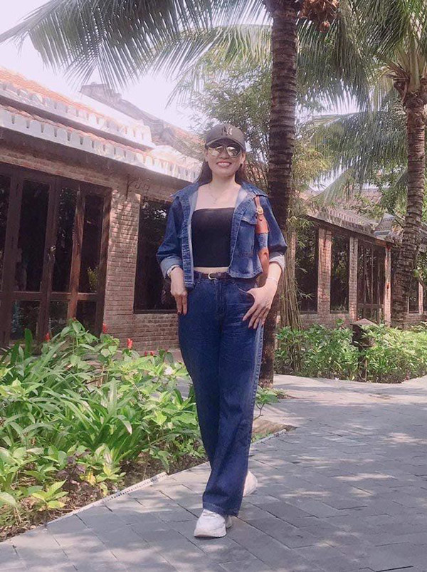 Ngoài tập luyện, mẹ ruột Hoa hậu Tiểu Vy còn ăn mặc thời trang trẻ trung, năng động.