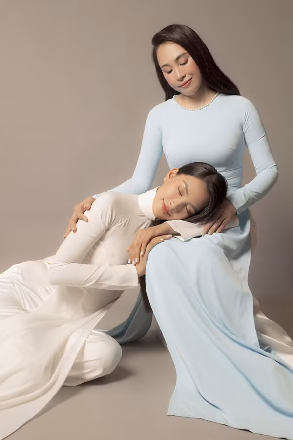 Chính sự hy sinh của mẹ là nguồn động lực lớn giúp Tiểu Vy bản lĩnh hơn trong cuộc thi Hoa hậu Việt Nam 2018. Cô cũng luôn tự hào về bố mẹ của mình. Hoa hậu từng tâm sự, cô cảm thấy may mắn khi trưởng thành trong gia đình có cha mẹ đều đẹp và quan tâm con cái. Mẹ ruột Hoa hậu Tiểu Vy: Chăm chỉ tập luyện để trẻ đẹp, luôn là bạn thân nhất của con gái