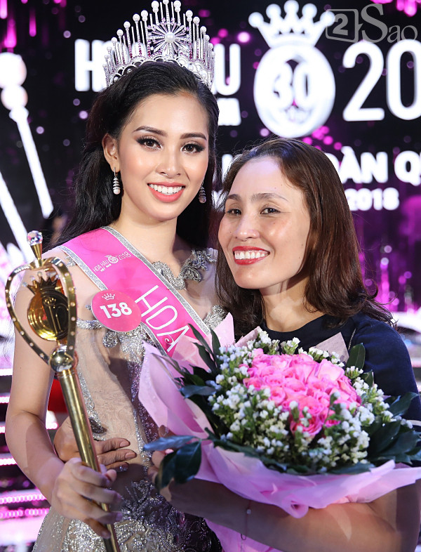 Mẹ Hoa hậu Tiểu Vy chụp ảnh cùng con gái trong khoảnh khắc trọng đại. Cách đây 5 năm, khi con gái giành vương miện, chị đã hạnh phúc và tự hào nói: "Nhiều người nói con gái giống mẹ. Tôi không biết đúng không nhưng nghe vậy đều thấy rất vui". Chị cho biết thêm, Tiểu Vy là con cả trong gia đình, sống xa nhà 2 năm.